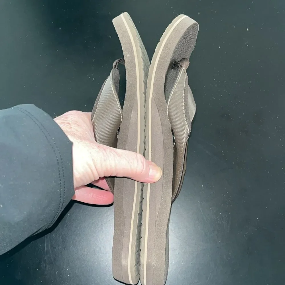 Sanuk comfortable flip